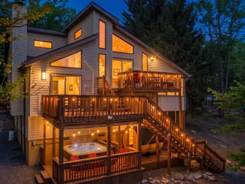 Waters Edge Hideaway — multi-level lakeside chalet with wraparound decks and hot tub, Tobyhanna PA